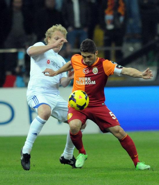 Orta at�yor, savunma yap�yor, havadan gelen topa vole, trivela ile �ut. Sabri bug�n efsane oynuyor.