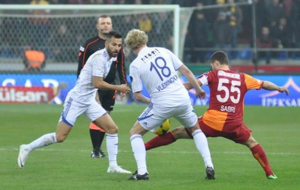 Sabri trivela gibi �ut atarken bile g�l�yor