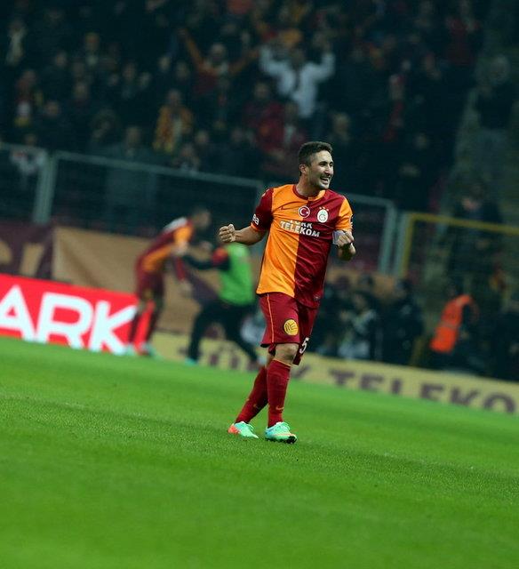 Sabri art�k trivela yaparak topa vurmaya ba�lad�.Tehlikenin fark�nda m�s�n�z?