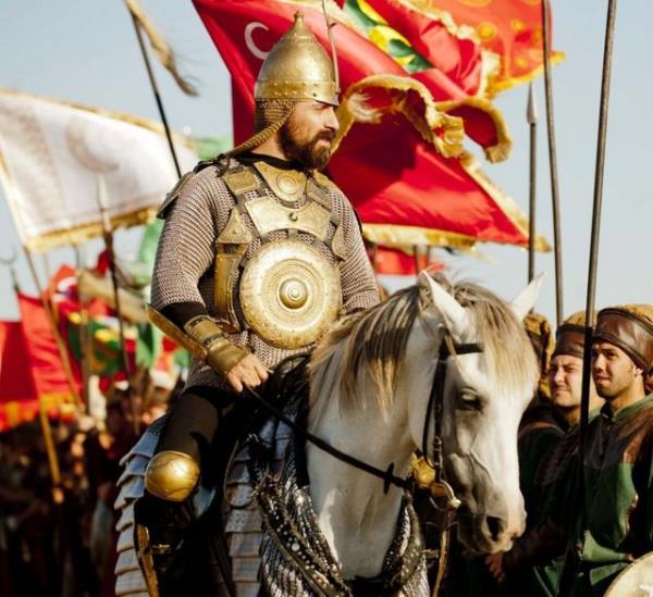 �ive bilecek, �ark� s�yleyecek, dans edecek, k�l�� kullanacak ve ata binecek.