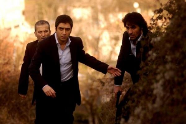 Y�netmen taraf�ndan verilen rol� oynayacak ve y�netmene rol�n seyirciye do�ru aktar�lmas�na ili�kin g�r��lerini bildirecek.