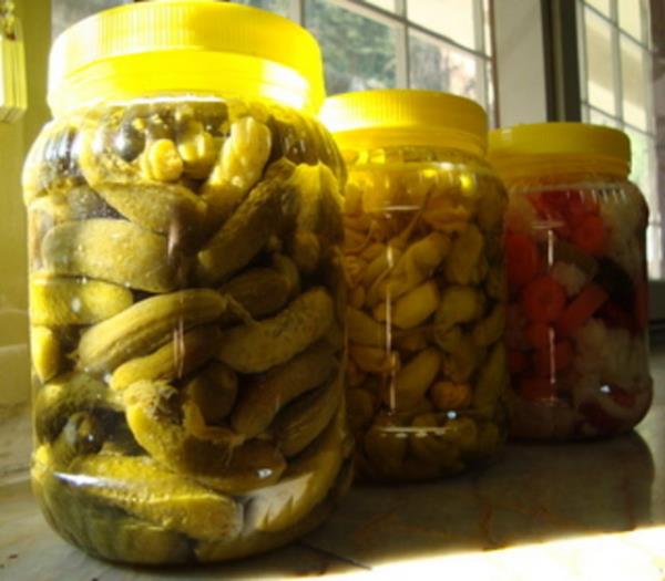 "Mide kanserinden korunma a��s�ndan sebze ve meyve ile beslenmek �ok �nemlidir. Bu y�zden mutlaka her ���nde sebze bulunmal�d�r" dedi.