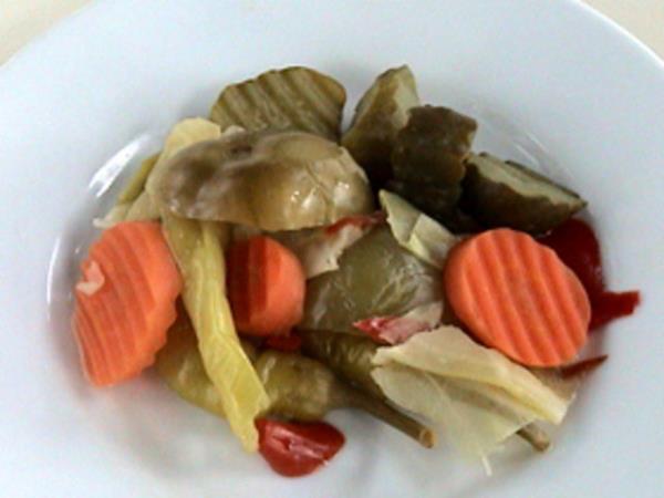 Kafein, asitli i�ecekler, baharatl� i�ecekler, k�zarm�� ve ya�l� g�dalar da mide asit salg�lanmas�n� art�rmaktad�r. Gastrit belirtilerinin artmas�na neden olabilir.