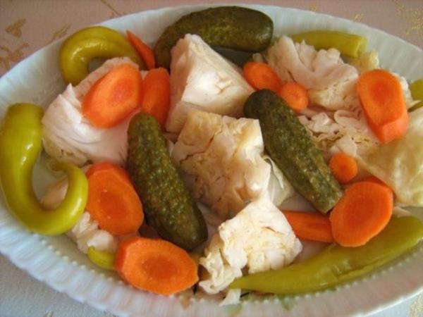 Sar�msak, k�rm�z� biber ve k�ri gibi baharatlar�n t�ketilmesi de �nerilmemektedir. K�rm�z� biber, ac� biber, ek�i g�dalar�n yan� s�ra tar��n, karanfil gibi baharatlar da gastrit belirtilerini art�rabilir.