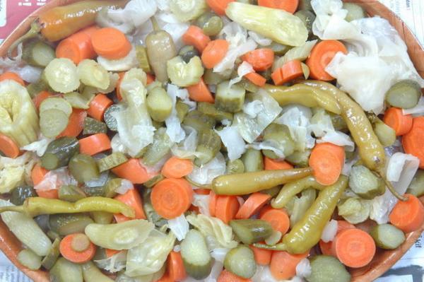 Gastritte, tuz ve tuzlu g�dalar�n k�s�tlanmas� �nerilmektedir. ��nk� tuz mide i� zar�na zarar verebilir. Tur�u, tuz oran� y�ksek bir g�dad�r. Bu nedenle gastritte tur�u t�ketilmemesi veya azalt�lmas� �nerilmektedir.