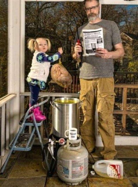 D�nya tatl�s� bir k�z ve onunla ba�a ��kmaya �al��an acemi bir baba. Aralar�ndaki ili�ki ku�kusuz �ok samimi ama ufakl���n babas�na k�k s�kt�rd��� kesin. ��te bu m�thi� ikili sanal alemin fenomenleri aras�ndalar.