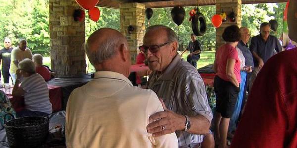 Devaml davetlere, ziyafetlere gidip hi karlk vermeyen iftler