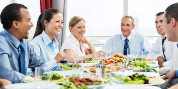 Gittiimiz 5 ev davetinden 4'nde ayn catering firmasnn bulunmas, dolaysyla menlerde fazla bir deiikliin olmamas