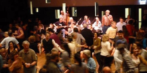 Baz dn yahut byk davetlerde iki firmalar sponsor olurlar. Cici cici hanmlar, ellerinde tepsilerle dans edenlere iki ikram ederler. Dolaysyla misafirler de bir elinde iki, bir elinde damlar dans ederler. Bu da irkin bir manzara arzeder