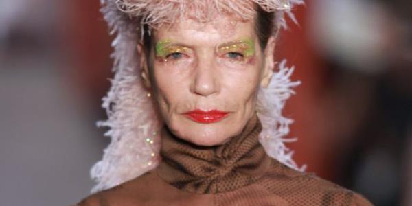 Yan ban alm hanmefendilerin 18-20 yandaki kzlar gibi giyinmeleri