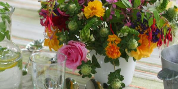 Masadaki iek arajmannn, karnzda oturan misafiri grmenizi engelleyecek kadar yksek olmas