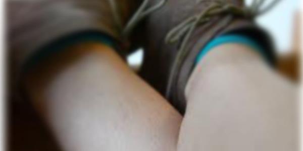 Baz Kuzey lkesi hanmlarnn bacak kllarnn oraplarnn zerine kmas