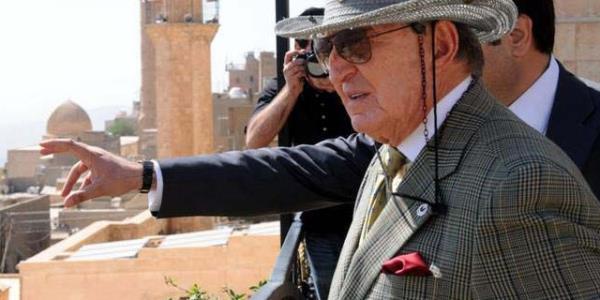 Bakanla grme yaparken, bakann bir yandan da gzyle arkada ak televizyonu takip etmesi