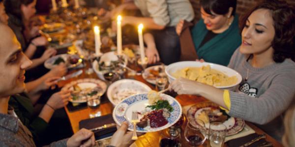 Yannzdaki misafirin srarla tabandan size yemek tattrmak istemesi