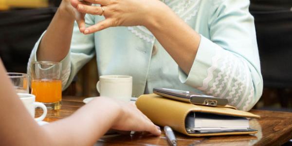 Sofrada zellikle hanmlarn 2 dirseklerini masaya dayamas