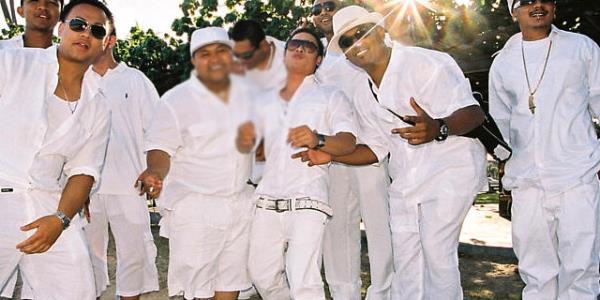 Muhallebici gibi tamamen beyaz giyinen erkekler (takm elbise, gmlek, kravat, orap ve ayakkab, hep beyaz)