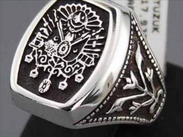 Hilafet sanca��n�n rengi asl�nda siyah iken, arma �zerinde hemen daima ye�il renkte g�sterilmi� ve bazen �zerinde �� hilal kondurulmu�tur.