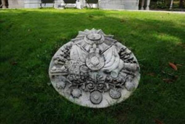 Buketin hemen alt�nda bir �apa (gemi demiri) yer al�r ki denizcili�in sembol�d�r.