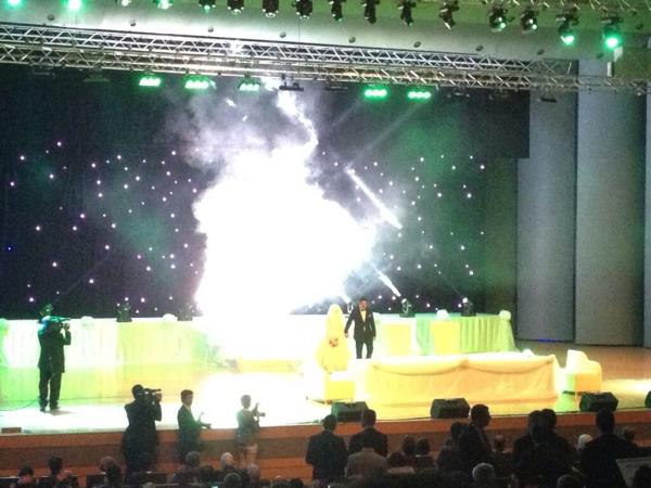 <P><B>Cemile</B> ve <B>Sami</B> salona girerken</P>