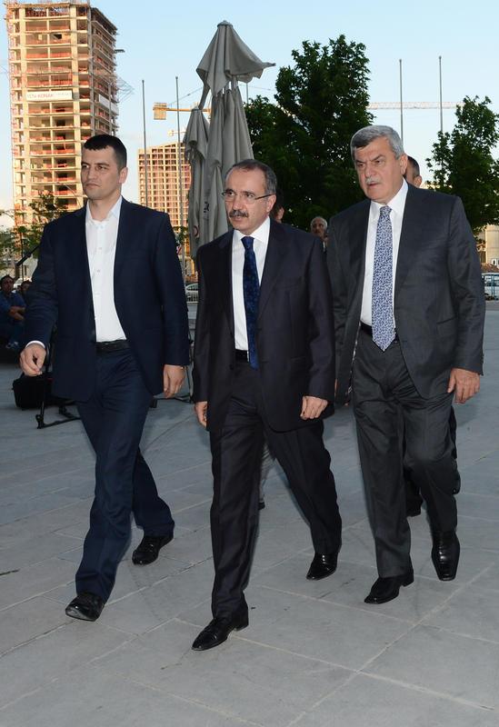 <P>Eski Salk Bakan Recep Akda'n kznn nikah treni devletin zirvesini bir araya getirdi. Trene eski Milli Eitim Bakan mer Diner de katld.</P>    <P>Eski Salk Bakan Recep Akda'n kznn nikah treninde devletin zirvesi bir araya geldi.</P>  <P>Congressium'da dzenlenen trende Akda'n kz Cemile Akda ile Sami ebi'nin nikah ahitliini Cumhurbakan Abdullah Gl, TBMM Bakan Cemil iek, Babakan Recep Tayyip Erdoan ve Babakan Yardmcs Blent Arn stlendi.</P>