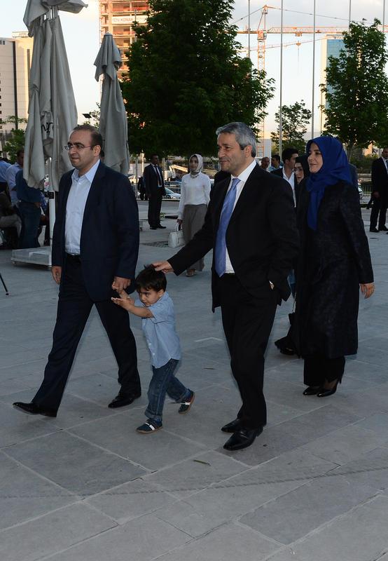 <P> Trene SETA Vakf Bakan Taha zhan ve Bilim, Sanayi ve Teknoloji Bakan Nihat Ergn de ailesi ile birlikte katld.</P>