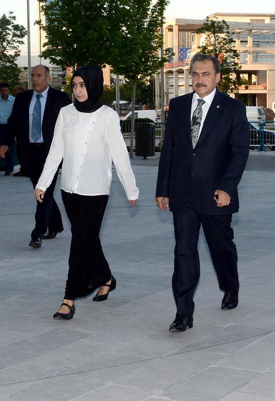 <P>Trene Orman ve Su leri Bakan Veysel Erolu da ailesi ile birlikte katld</P>