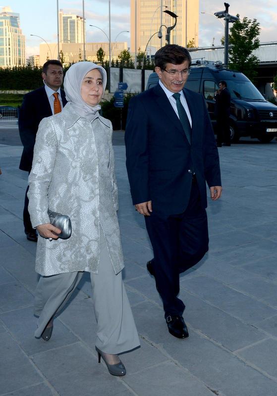 <P>Trene Dileri Bakan Ahmet Davutolu ei Sare Davutolu  ile birlikte katld.</P>