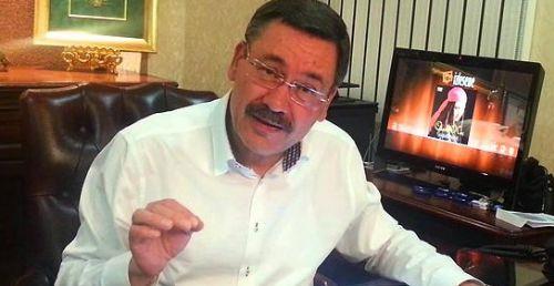 <p>Sosyal medyay� en 'aktif' kullanan siyaset�i olan Melih G�k�ek'in ba�� bir s�redir bir kullan�c�s�yla dertte. </p>    Melih G�k�ek'in yap�lan bu �akalara olumlu yakla�t���n� da belirtmek laz�m.    <p>��te Listelist'in derledi�i o �akalardan �ne ��kanlar...</p>