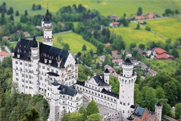 Almanya Neuschwanstein Kalesi- Schwangau - Rya kent olarak da bilinir.