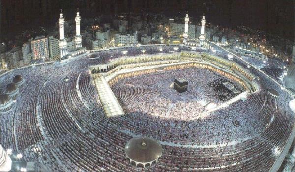 Ardndan Hz. Muhammed orduyu harekete geirdi. Mekke ile Medine arasndaki mesafe, yryle 12 gn olmasna karn Mekkeli Mrikler, Mslmanlarn zerlerine geldiklerini ancak slam Ordusunu Mekkenin hemen dndaki Merruzahran Vadisinde grdklerinde anladlar.