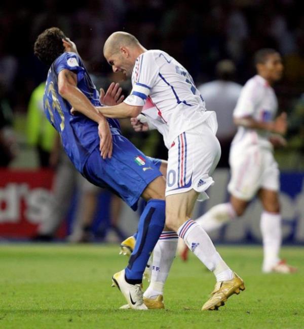 Zidane'nn ailesine kfrettii gerekesiyle, Materazzi'ye kafa atmasn Flash TV, "Bana ana bac yapt!" yazsyla yaynlayal 7 yl oldu..