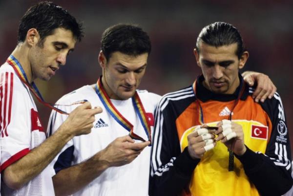 Hakan kr Gney Kore ile oynanan nclk manda 11. saniyede gol atarak, Dnya Kupas'nn 80 yllk tarihinde en erken gol atan futbolcu nvann alal 11 yl oldu...