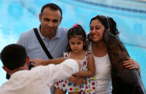 <P>ocuklar ve aileleri Meksika'dan getirilen foklarla, gsteriyi izledikten sonra fotoraf ektirdi.</P>