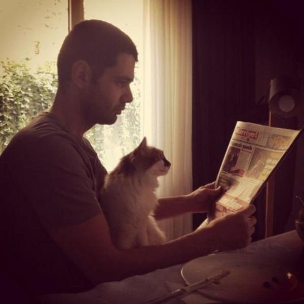 SEDA GVEN: Gazete okuyor