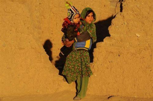 Afgan mlteci, Herat dann eteklerinde, evinin yaknnda duruyor. 100 bin uluslararas askerin Afganistan'dan ekilmesinden sonra lkenin tekrar bir i savaa srklenmesinin nne gemek iin, en nemli faktr ekonominin gelimesi olarak grlyor. Afganistan