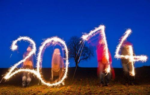 Almanya'nn Jacobsdorf kentinde 4 kii, yaklaan 2014 yl iin, ellerinde bulunan maytaplarla fotoraflara byle poz verdi. Almanya