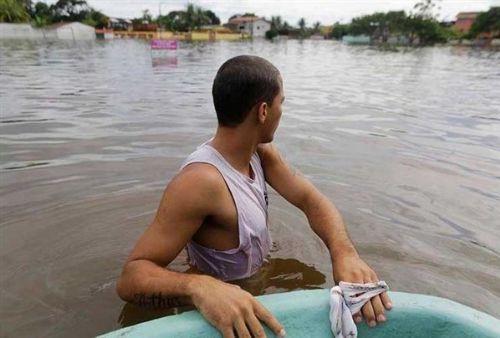 Brezilya'da haftalardr devam eden iddetli yalar 50 kiinin lmne ve 61 bin kiinin evsiz kalmasna neden oldu. Brezilya Devlet Bakan Dilma Rousseff felaket blgesini ziyaret etti. Brezilyal yetkililer, iddet yalar ve heyelanlar nedeniyle lke genelinde 50 kiinin yaamn yitirdiini ve 61 bin 319 kiinin evsiz kaldn aklad. Brezilya