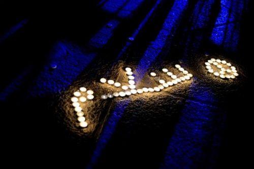 Beytllahim'de yaplacak olan Noel kutlamalar ncesi Bat eria'da yaayan Hristiyan bir grup srail ile Filistinliler arasnda yaanan atmalarn bitmesi iin ''Bar iin Mum Yak'' eylemi yapt. Eylemciler, yaktklar mumlardan arapa ''Bar'' yazdlar. Meydanda bulunan baz Filistinliler ise, srail askerinin eylemlerde kulland ses bombalarnn kapsllerini noel aacna astlar. Bat eria