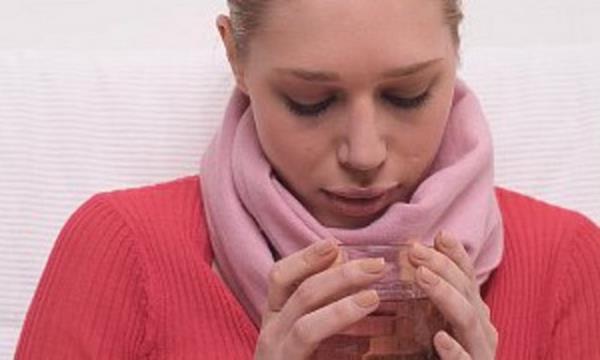 Kanszlk grlr. El ve ayaklarda uyuma zihinsel fonksiyonlarda azalma, unutkanlk, arpnt, sararm cilt, imi aryan ve hassas dil, yorgunluk, gibi belirtiler grlr.