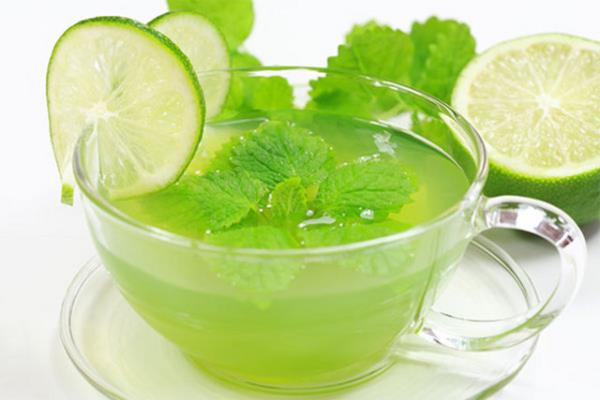 <b>Yeil ay:</b> Gnde 3 bardak tketildiinde metabolizmay hzlandran yeil ay, ayn zamanda vcudun scak kalmasna da yardm ediyor.