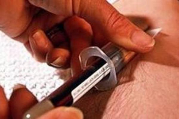 Basit bir kan saymyla kanszlk tehis edilebilir. Altta yatan nedeni renmek iin kan testleri yaplmas gerekir. Kronik kanszln tedavisinde, kanszla yol aan rahatszln dzeltilmesi gerekir.