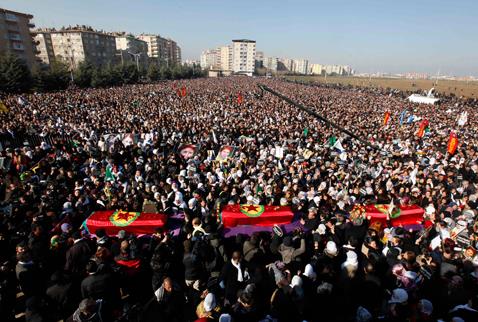 (16 OCAK) SUKASTE URAYAN PKK'LI KADINLAR TRKYEYE GETRLD- 9 Ocak'ta Fransa'nn bakenti Paris?te ldrlen Sakine Cansz, Fidan Doan ve Leyla Sylemez?in cenazeleri, THY?nin tarifeli seferiyle Diyarbakr?a getirildi.