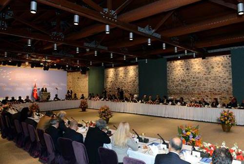 (3 NSAN) BABAKANLIK 'AKL NSANLAR HEYET'N BELRLED- Babakanlk, "zm sreci"nde aktif rol stlenecek 63 kiilik Akil nsanlar Heyeti?ni belirledi. Akil nsanlar listesi 9?ar kiilik 7 blgesel gruptan olutu. Gruplarda i adamlar, sanatlar, akademisyenler, yazarlar, gazeteciler ve sivil toplum rgt temsilcileri yer ald. Konuya dair birikimi bulunan ve toplumun eitli kesimlerinin itibarn kazanm yazar, sanat, akademisyen ve STK temsilcilerinden oluan akil insanlar heyetinin, dokuzar kiilik gruplar halinde 7 blgede faaliyet gstermesi planland.