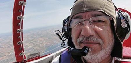 (19 MAYIS) NL HAVA FOTORAFISI GSTER UUUNDA YERE AKILDI- Hava fotoraflnn tannan isimlerinden sivil akrobasi pilotu Murat ztrk (60), 2. Adana Uluslararas Hava Oyunlar Festivali?nde, gsteri uuunun ardndan inie getii srada uan kontroln kaybetti. Uak piste yaklat srada portakal bahesini geip msr ekili tarlaya akld. ztrk, olay yerinde yaamn yitirdi.