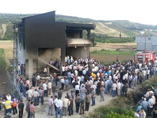 (17 MAYIS) KAAK AKARYAKIT OPERASYONU FACAYLA BTT- Hatay?n Altnz ilesinin Tanma kynde, dzenlenen operasyonda kaak akaryakt deposunun atee verilmesi sonucu 10 kii hayatn kaybetti, 2 kii yaraland.