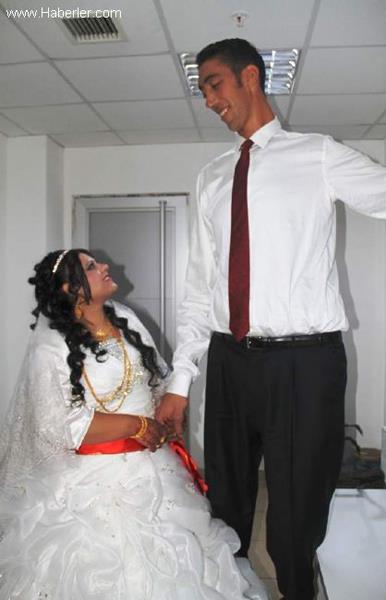 (27 EKM) EN UZUN ADAM EVLEND-"Dnyann en uzun boylu adam" unvann 2 metre 51 santimetre boyu ile koruyan Sultan Ksen ile Suriye asll Merve Dibo, Mardin?de yaplan dnle dnya evine girdi.