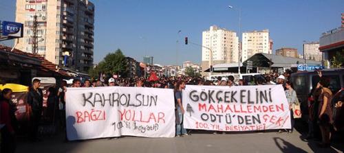 (10 EKM) ODT'DEN GEECEK YOL N OLAYLI PROTESTO- Bakentte ODT arazisinden geecek yolu protesto eden gruba gvenlik glerince tazyikli su ve biber gazyla mdahalede bulunuldu. Protestocular, kamps giriinde oluturduklar barikat atee verdi. Alevlerin evredeki aalara sramas zerine kampse giren polis, TOMA ile su skp yangn sndrd