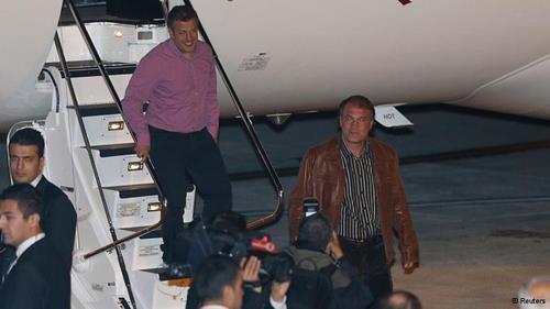 (19 EKM) KAIRILAN PLOTLAR TRKYE'YE DND-Lbnan?da serbest braklan Trk pilotlar Murat Akpnar ile Murat Aca stanbul?a geldi ve sevdikleriyle kucaklat. Pilotlar, stanbul?da Babakan Erdoan ile aileleri tarafndan karland.