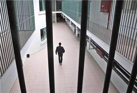 (2 TEMMUZ) UZUN TUTUKLULUK HAK HLAL SAYILDI- Anayasa Mahkemesinden uzun tutukluluk ve yarglamayla ilgili tarihi karar kt. Anayasa Mahkemesi heyeti, uzun tutukluluk ve yarglama nedeniyle haklarnn ihlal edildii gerekesiyle bavuruda bulunan 4 kiiyi hakl buldu.