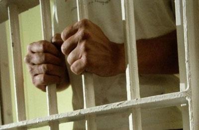 (1 UBAT) 15 BN HKMLNN SALIVERLMESNE BALANDI- Kamuoyunda 4. Yarg Paketi olarak bilinen ve hkmllerin denetimli serbestlii iin aranan "ak ceza infaz kurumunda cezasnn son 6 ayn kesintisiz olarak geirme" artn askya alan 6411 sayl Ceza Muhakemesi Kanunu ile Ceza ve Gvenlik Tedbirlerinin nfaz Hakknda Kanunda Deiiklik Yaplmasna Dair Kanun?un, Resmi Gazete?de 31 Ocak 2013?de yaymlanarak yrrle girmesiyle artlar uyan 15 bin hkmlnn salverilmesine baland. "Ar bir hastalk veya sakatlk nedeniyle ceza infaz kurumu koullarnda hayatn yalnz idame ettirememe" halinin de infazn ertelenmesi nedenleri arasna alnd Kanun ile ceza infaz kurumlarndaki yaklak 400 hasta mahkumun da tahliyesi yaplmaya baland.